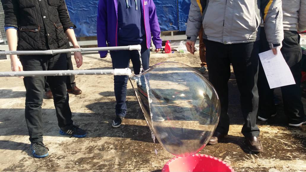 حباب‌های غول‌پیکر در کارسوق شیمی - تصویر کوچک