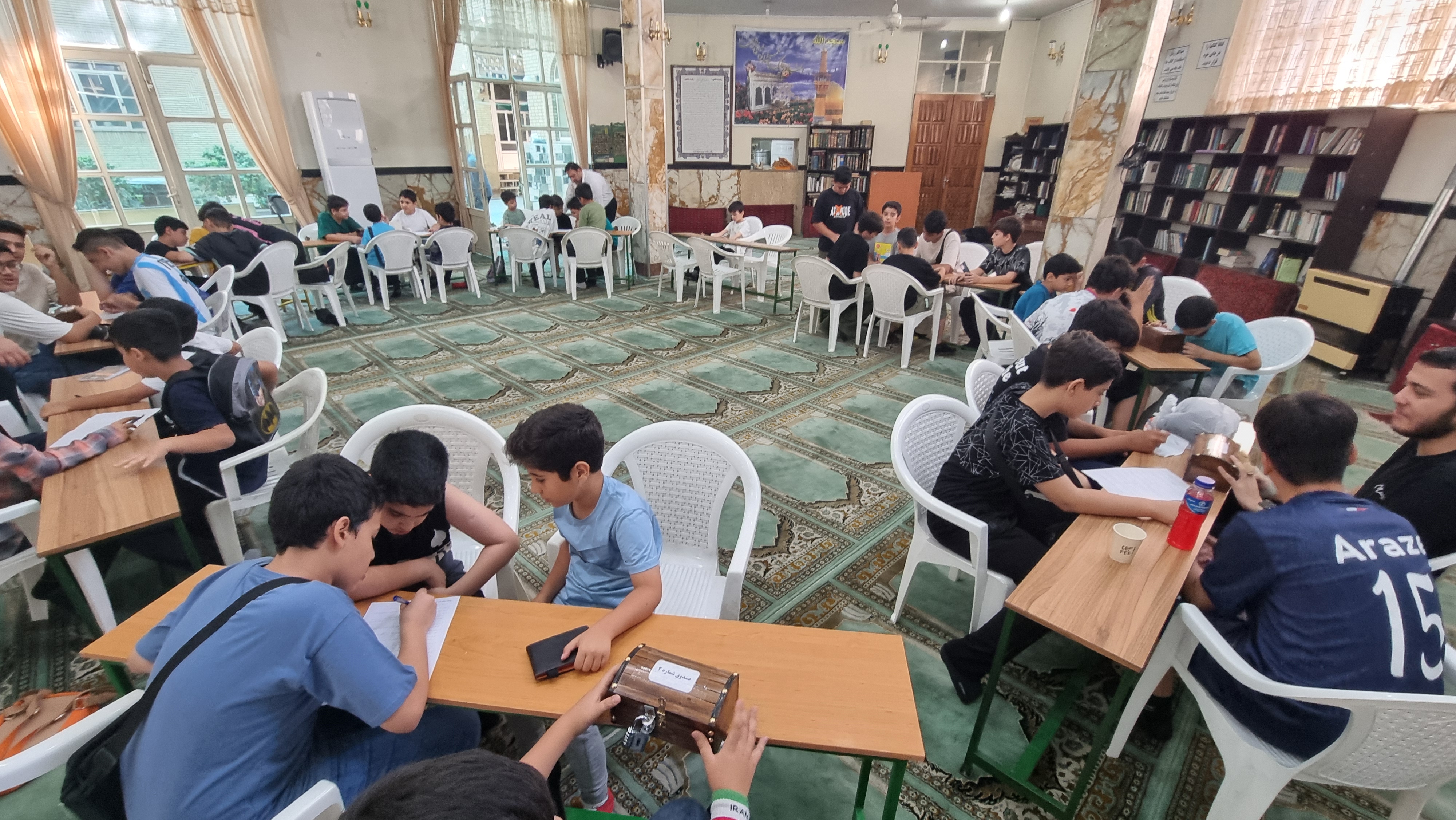 دانشآموزان خوشحال در حال انجام آزمایش علمی در کارسوق