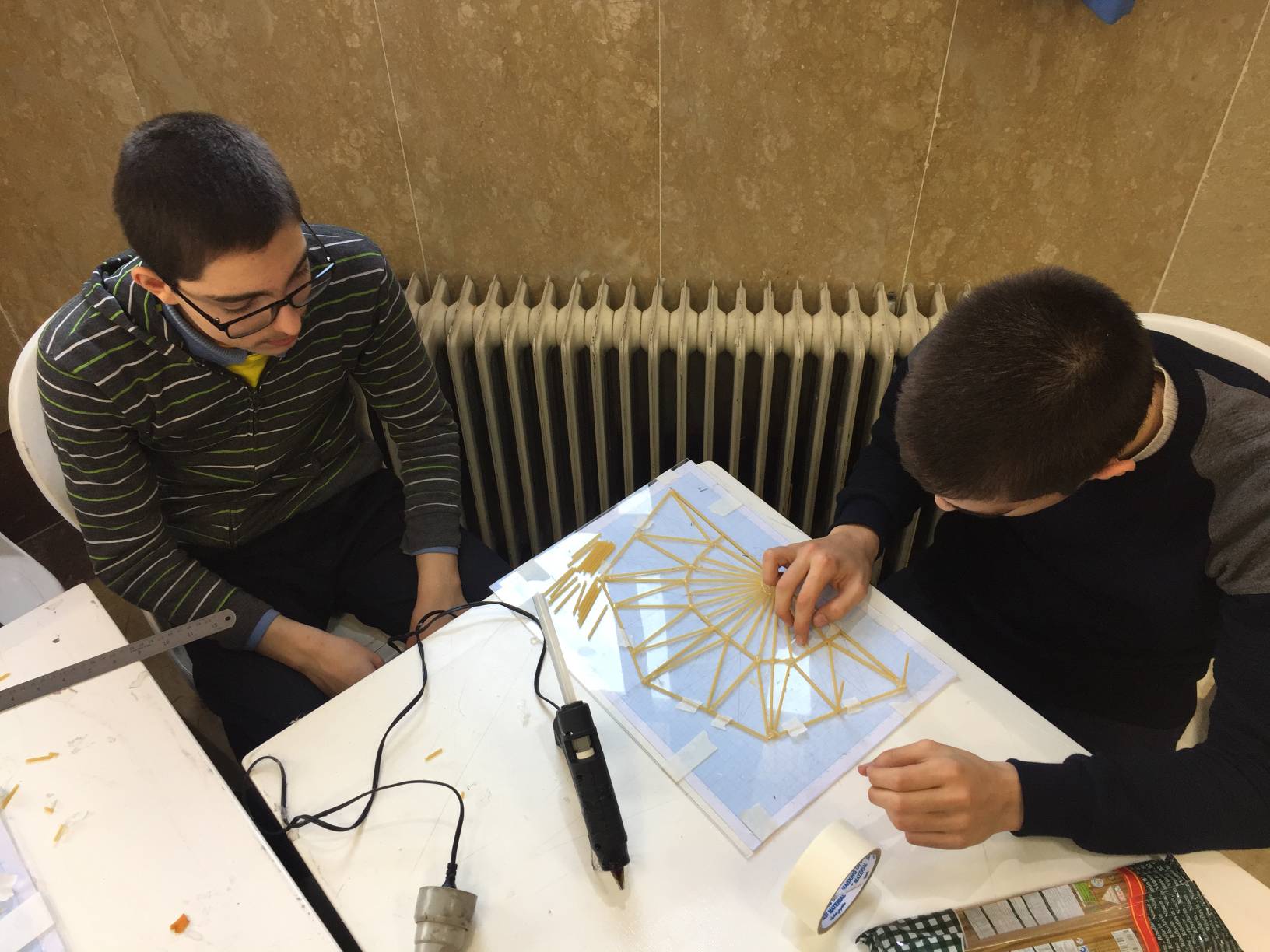 ساخت پل ماکارونی توسط تیم‌های مختلف - تصویر کوچک