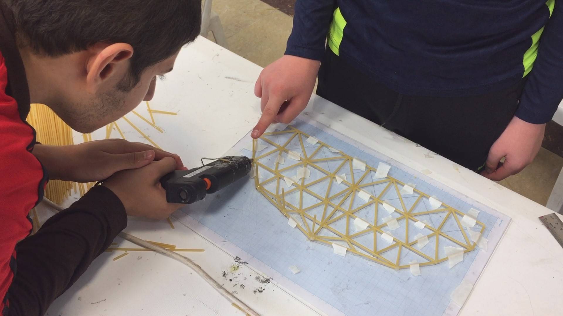 ساخت پل ماکارونی توسط دانشآموزان در کارسوق معماری