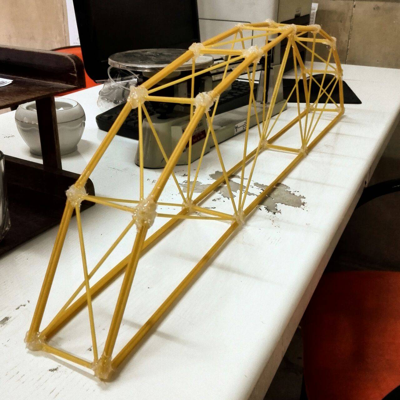 کارگاه ساخت پل ماکارونی با شرکت‌کنندگان - تصویر کوچک